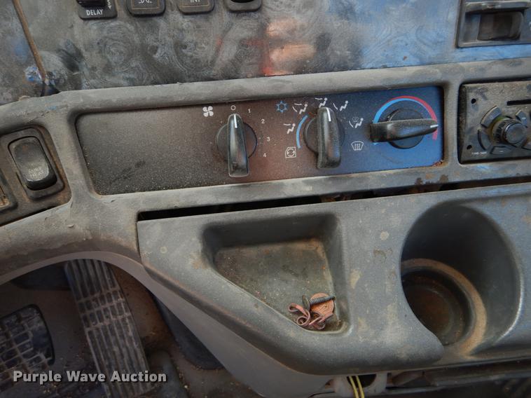 image for item FH9005 2003 Freightliner Columbia semi truck