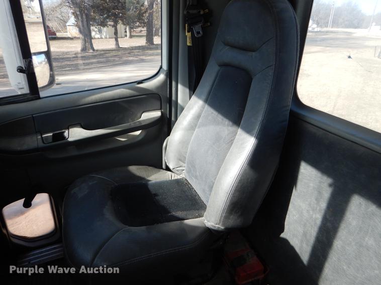 image for item FH9005 2003 Freightliner Columbia semi truck