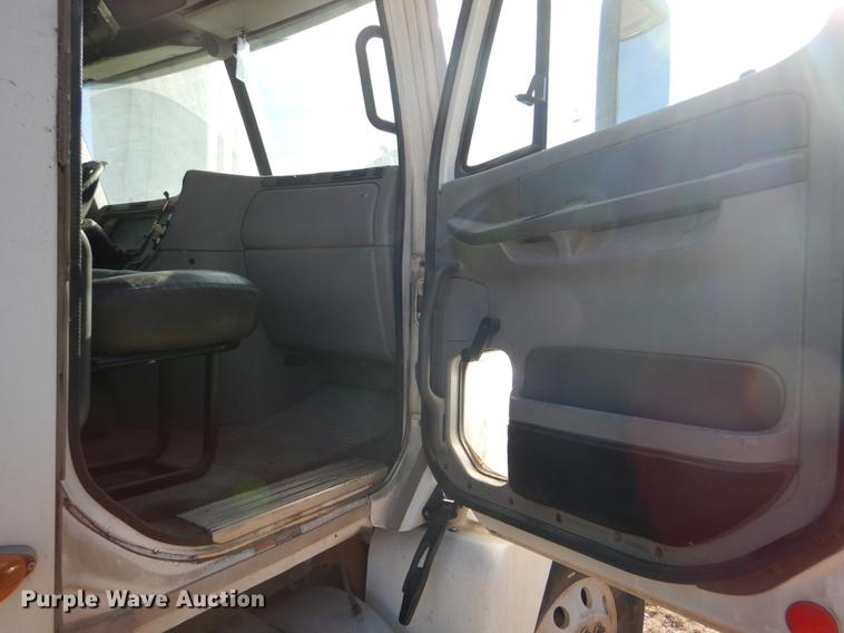 image for item FH9005 2003 Freightliner Columbia semi truck