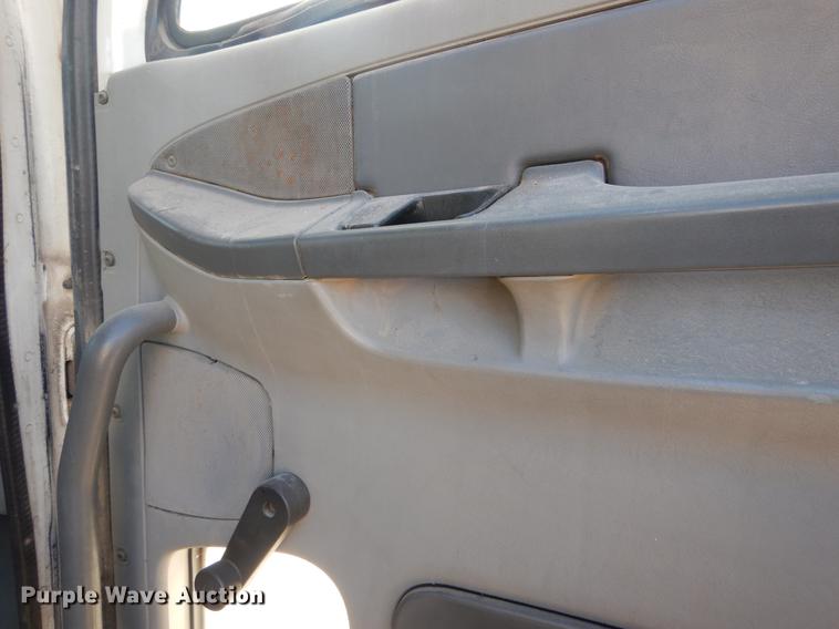 image for item FH9005 2003 Freightliner Columbia semi truck