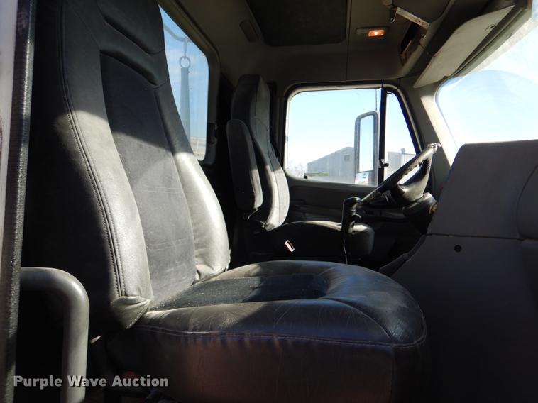 image for item FH9005 2003 Freightliner Columbia semi truck