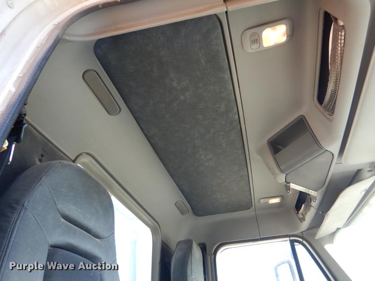 image for item FH9005 2003 Freightliner Columbia semi truck