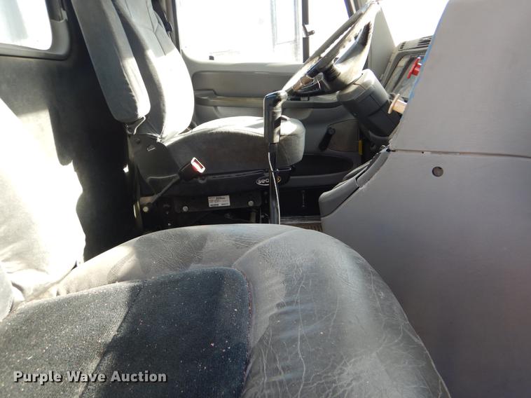 image for item FH9005 2003 Freightliner Columbia semi truck