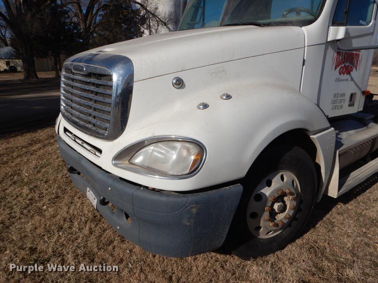 image for item FH9005 2003 Freightliner Columbia semi truck