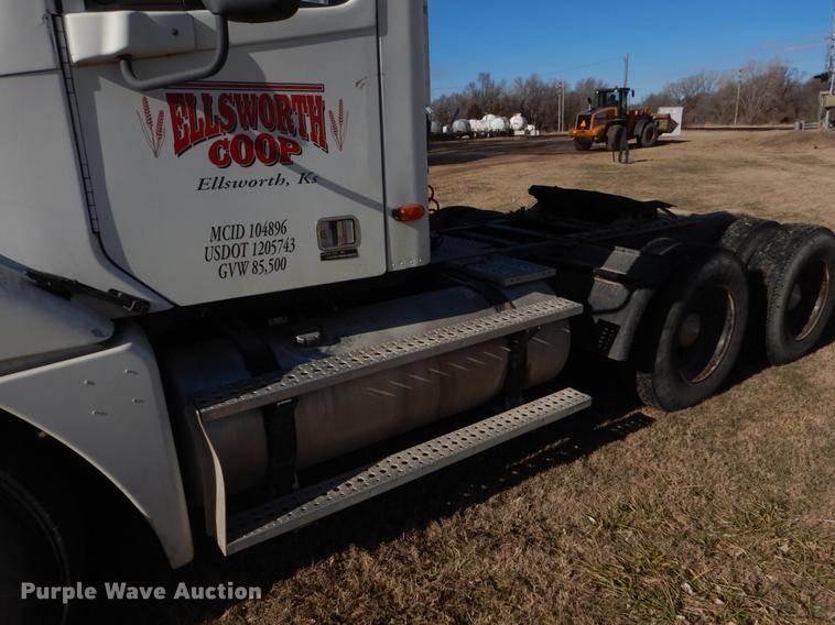 image for item FH9005 2003 Freightliner Columbia semi truck