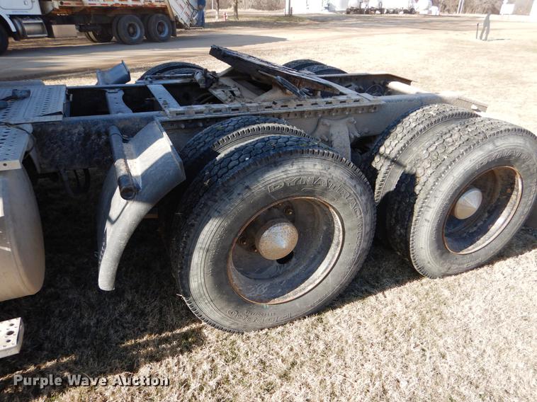 image for item FH9005 2003 Freightliner Columbia semi truck