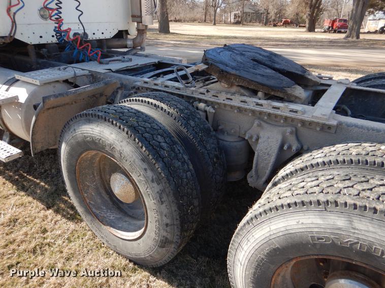 image for item FH9005 2003 Freightliner Columbia semi truck