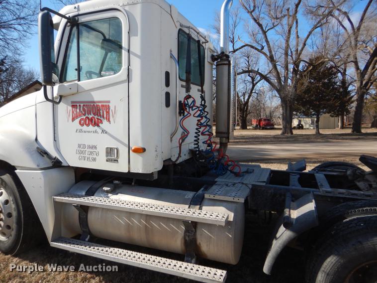 image for item FH9005 2003 Freightliner Columbia semi truck