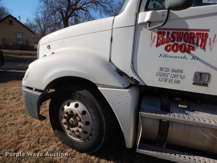 image for item FH9005 2003 Freightliner Columbia semi truck