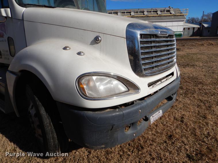 image for item FH9005 2003 Freightliner Columbia semi truck