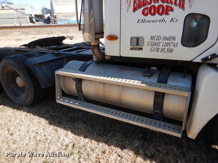 image for item FH9005 2003 Freightliner Columbia semi truck