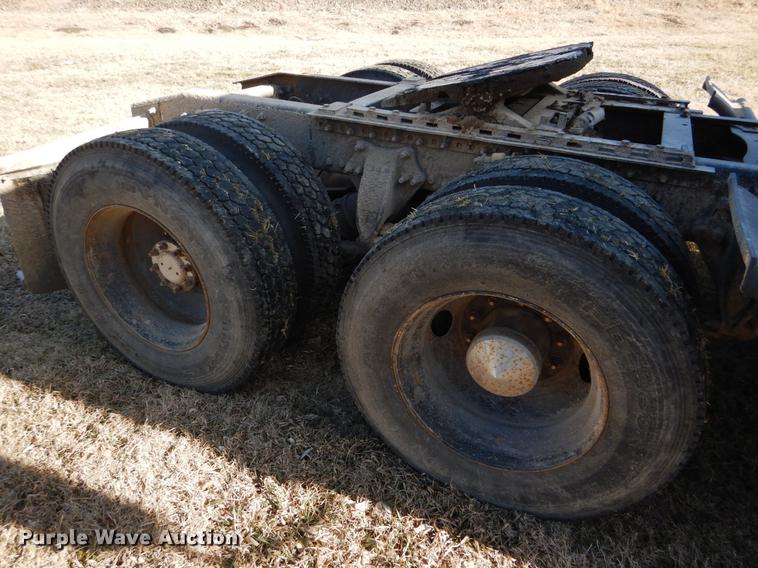 image for item FH9005 2003 Freightliner Columbia semi truck