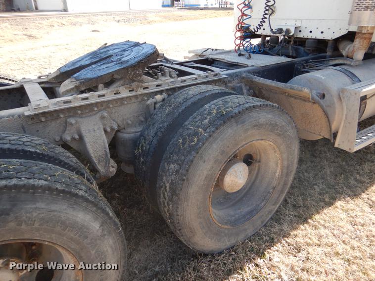 image for item FH9005 2003 Freightliner Columbia semi truck