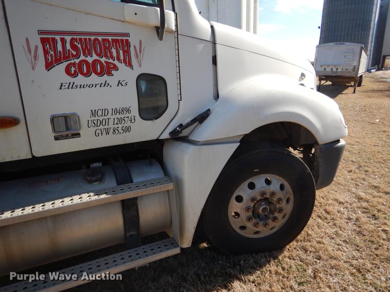 image for item FH9005 2003 Freightliner Columbia semi truck