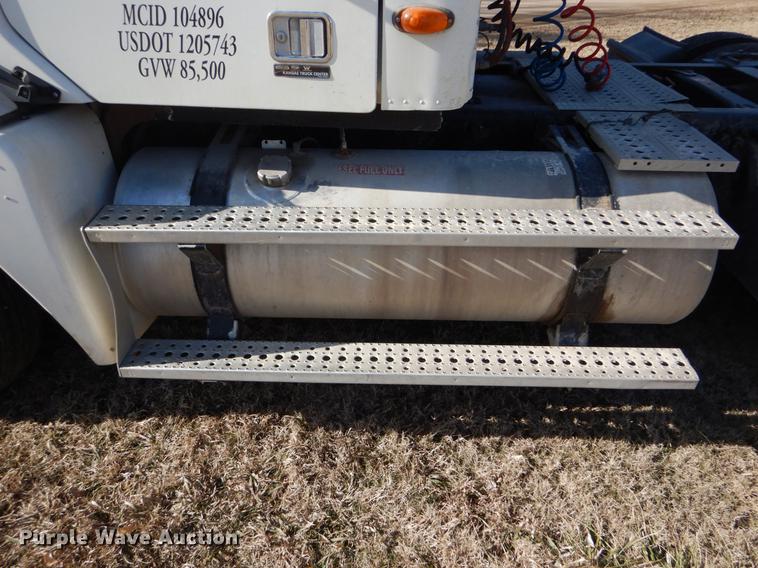 image for item FH9005 2003 Freightliner Columbia semi truck