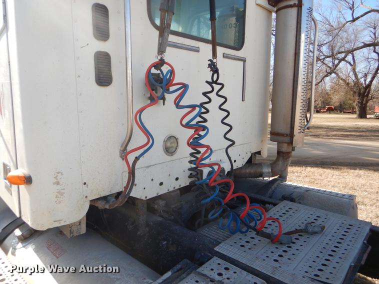 image for item FH9005 2003 Freightliner Columbia semi truck