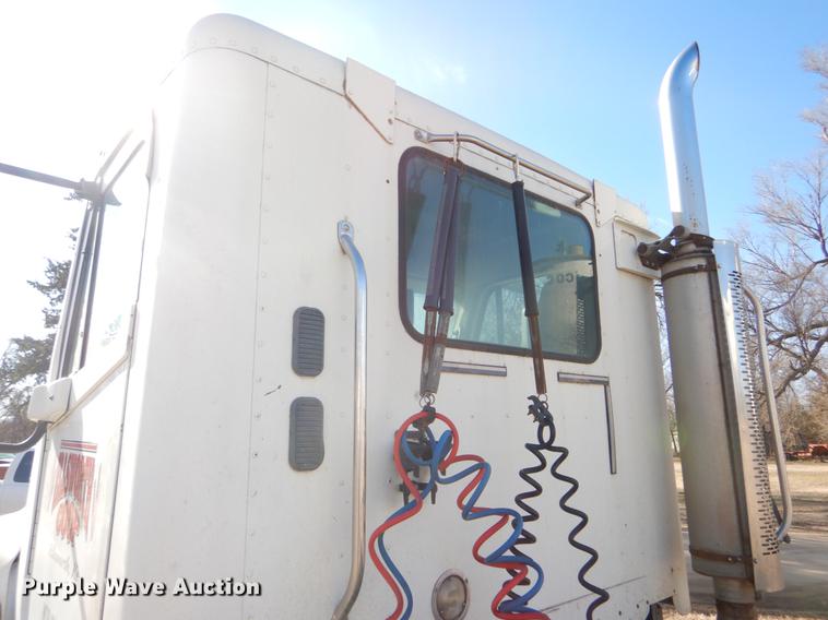 image for item FH9005 2003 Freightliner Columbia semi truck