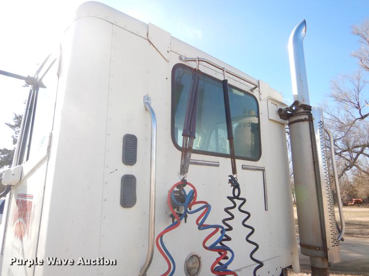 image for item FH9005 2003 Freightliner Columbia semi truck