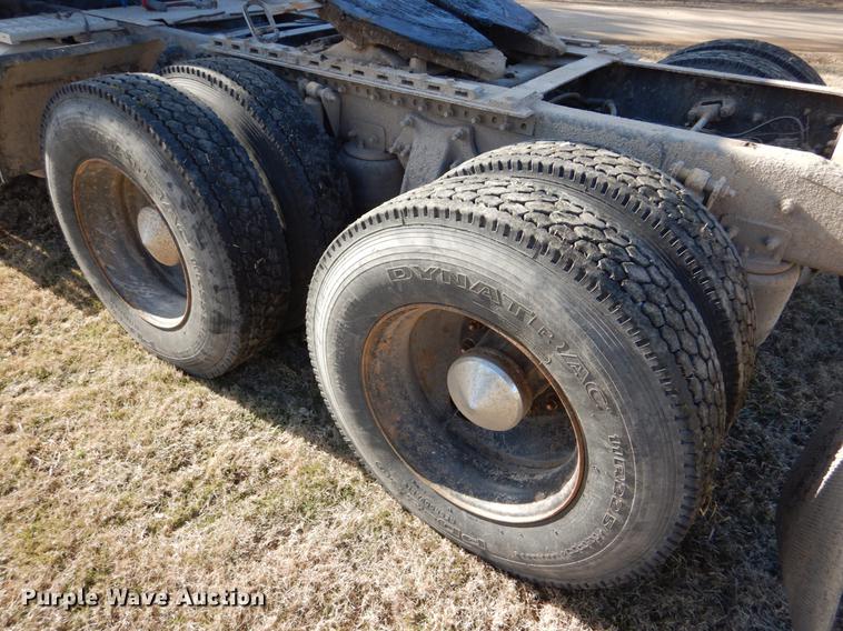 image for item FH9005 2003 Freightliner Columbia semi truck