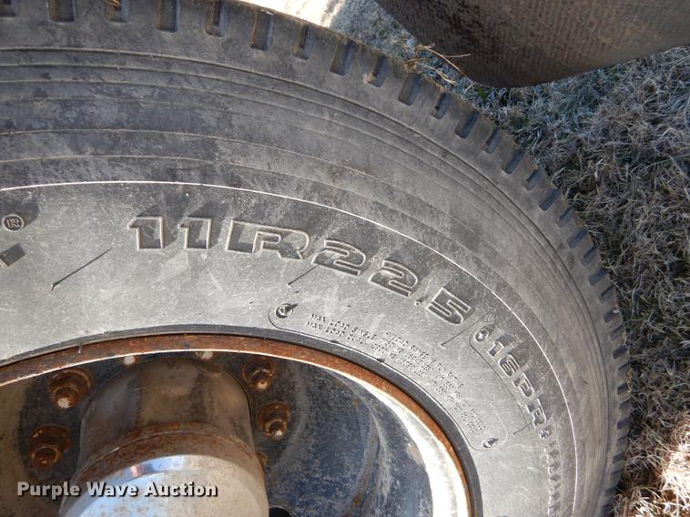 image for item FH9005 2003 Freightliner Columbia semi truck