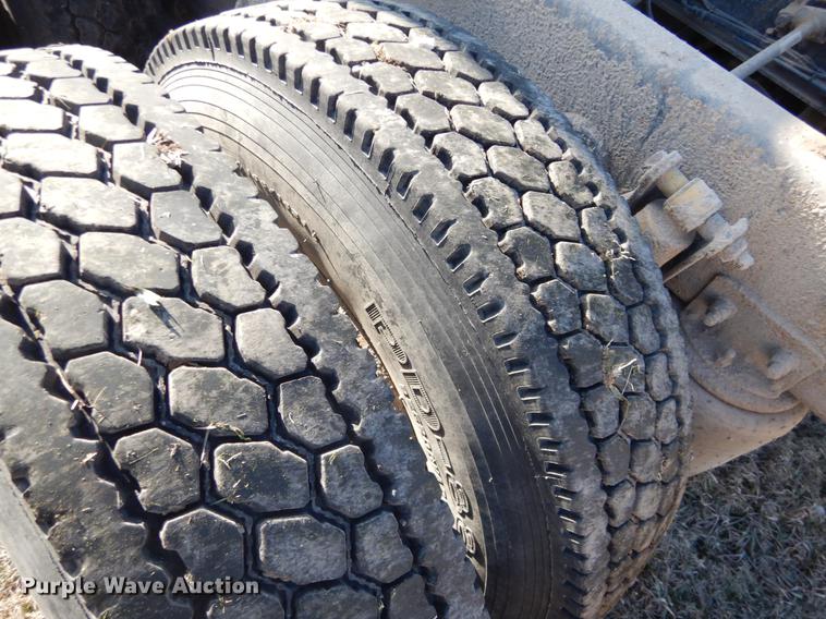 image for item FH9005 2003 Freightliner Columbia semi truck