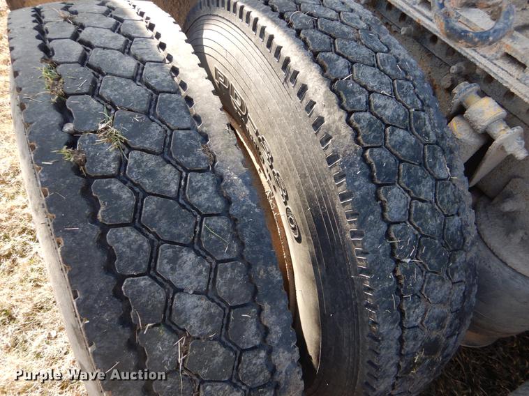 image for item FH9005 2003 Freightliner Columbia semi truck