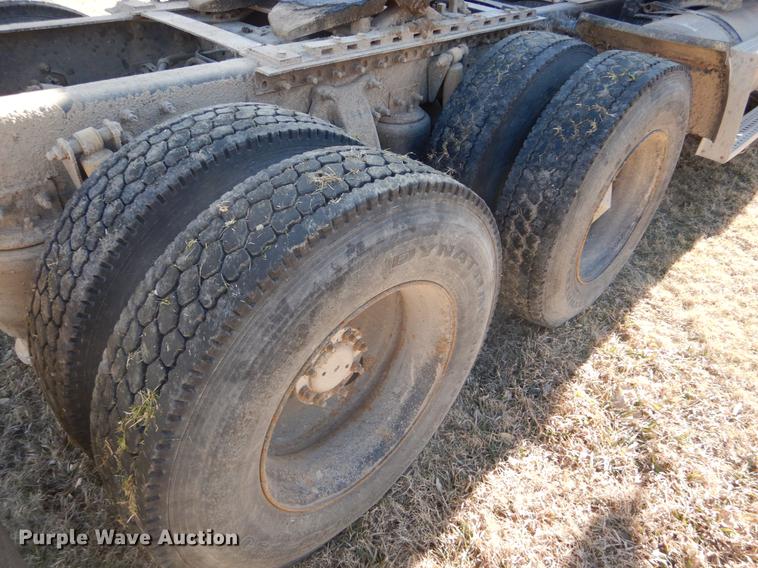 image for item FH9005 2003 Freightliner Columbia semi truck