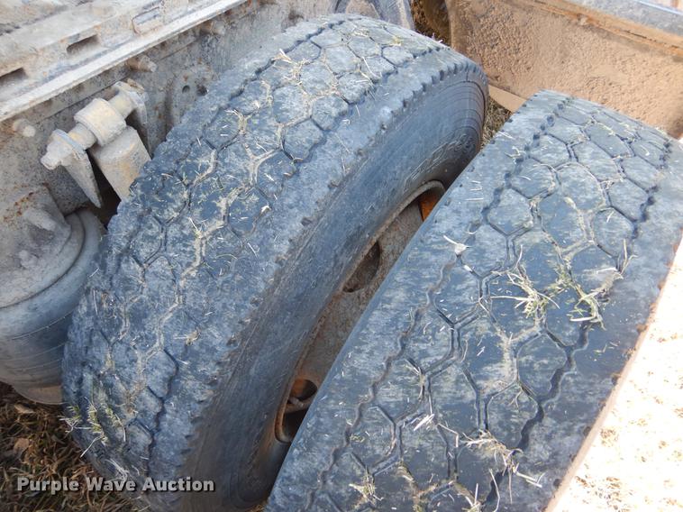 image for item FH9005 2003 Freightliner Columbia semi truck