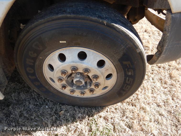 image for item FH9005 2003 Freightliner Columbia semi truck