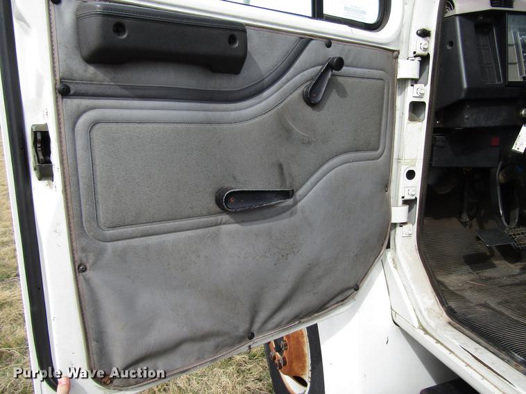 image for item DB6863 1997 International 4700 semi truck