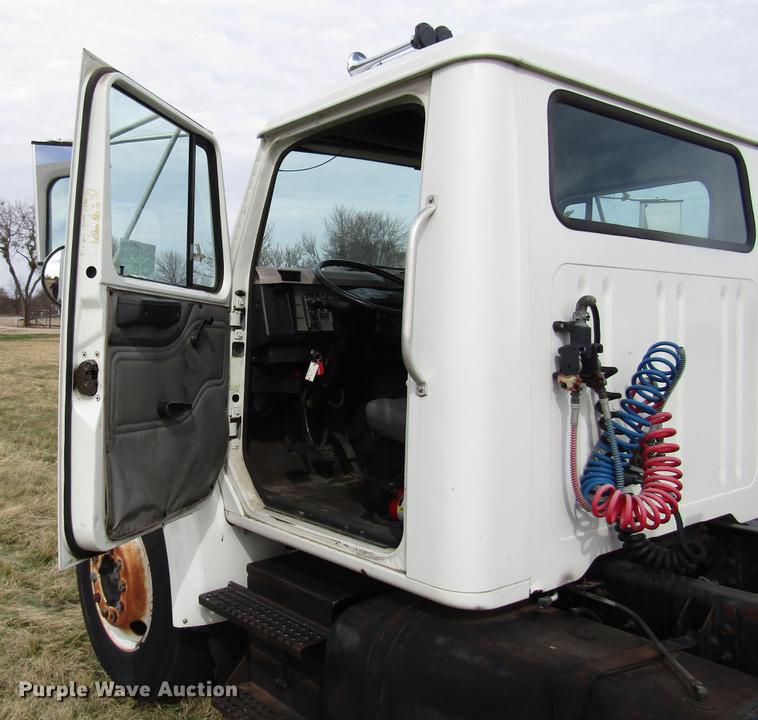 image for item DB6863 1997 International 4700 semi truck