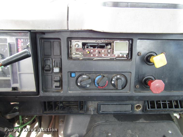 image for item DB6863 1997 International 4700 semi truck