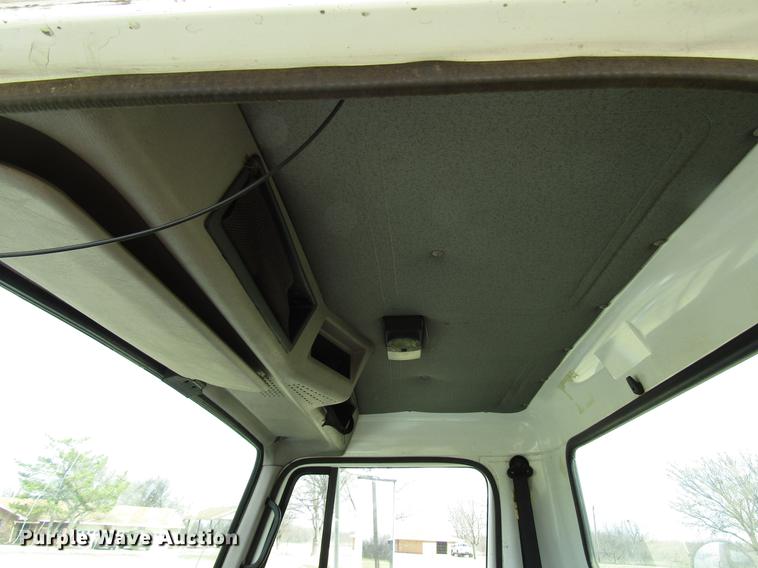 image for item DB6863 1997 International 4700 semi truck