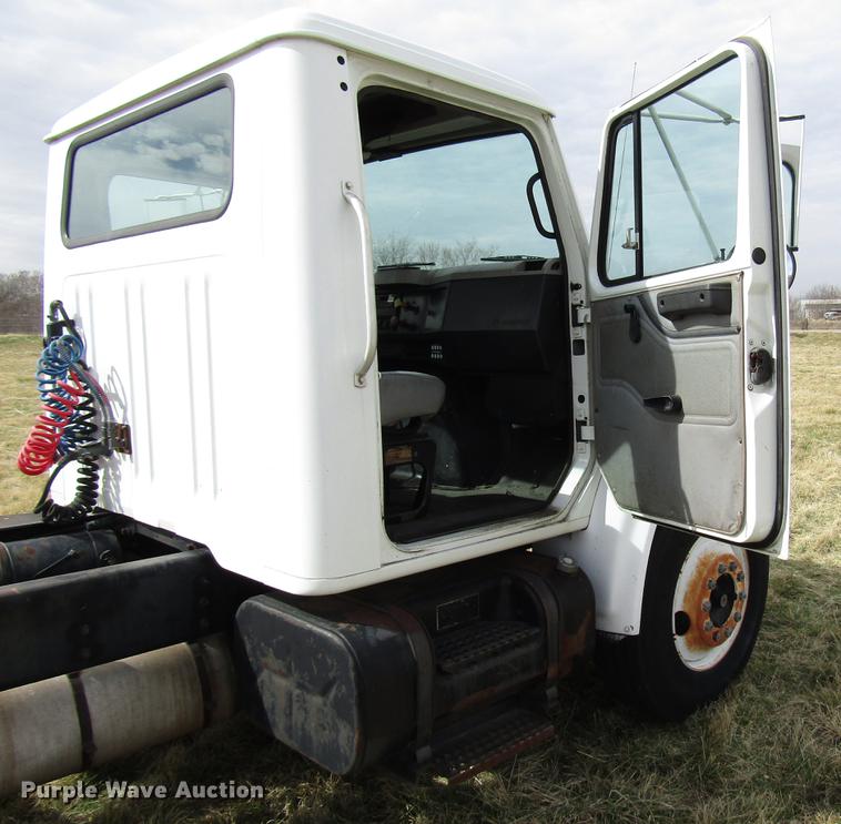 image for item DB6863 1997 International 4700 semi truck