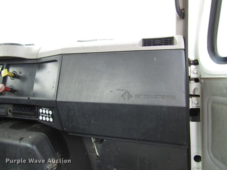 image for item DB6863 1997 International 4700 semi truck