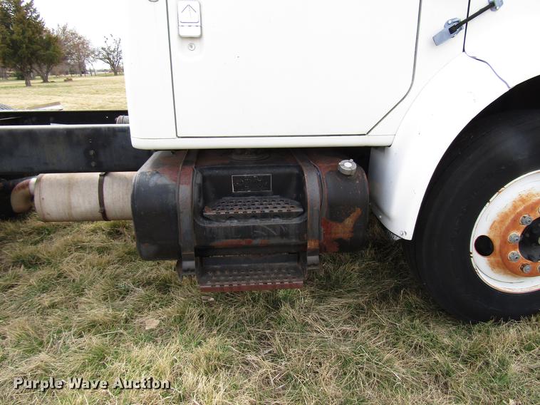 image for item DB6863 1997 International 4700 semi truck