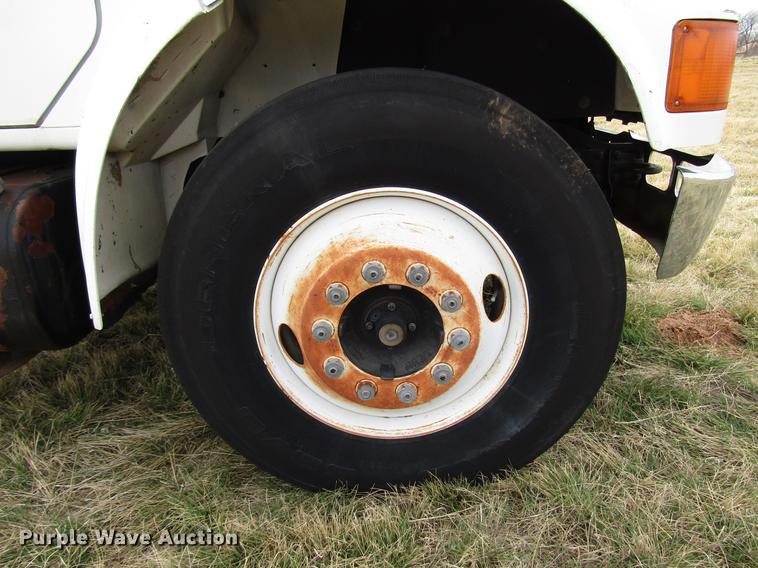 image for item DB6863 1997 International 4700 semi truck