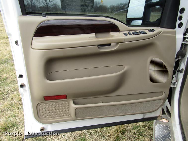 image for item DB6864 2005 Ford F350 Super Duty King Ranch Crew Cab pickup truck