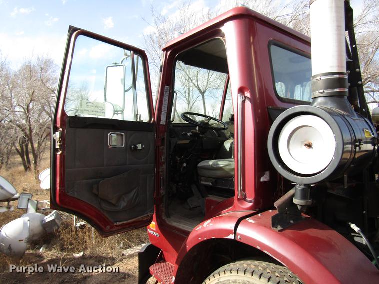 image for item DB6879 1999 Volvo Xpeditor refuse truck