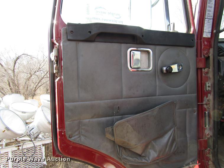 image for item DB6879 1999 Volvo Xpeditor refuse truck