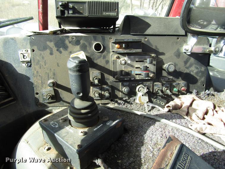 image for item DB6879 1999 Volvo Xpeditor refuse truck