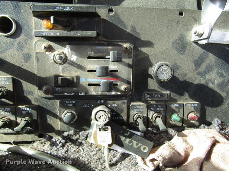 image for item DB6879 1999 Volvo Xpeditor refuse truck