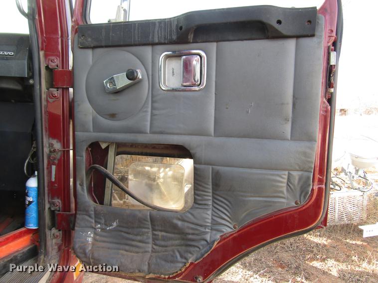 image for item DB6879 1999 Volvo Xpeditor refuse truck