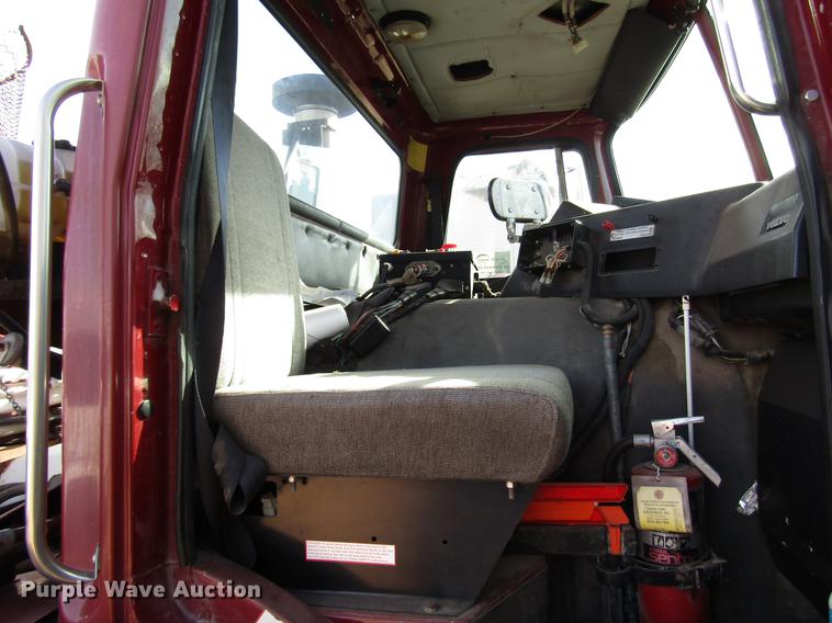 image for item DB6879 1999 Volvo Xpeditor refuse truck
