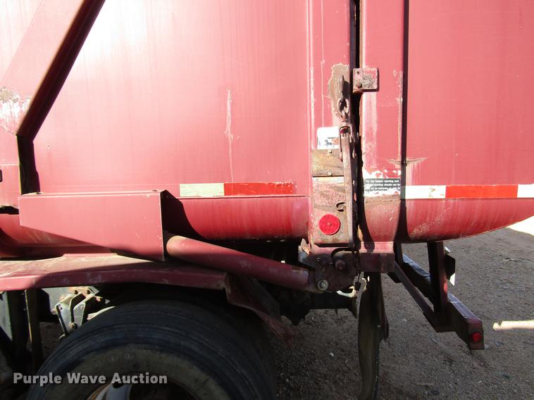 image for item DB6879 1999 Volvo Xpeditor refuse truck