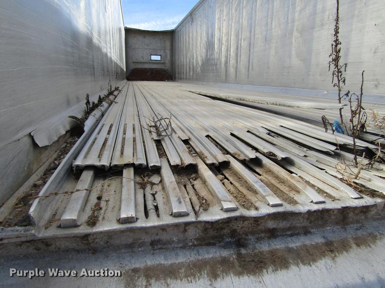 image for item DB6886 2001 Steco AW048100 pneumatic dry bulk trailer