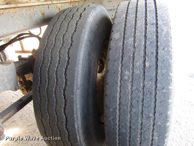 image for item DB6886 2001 Steco AW048100 pneumatic dry bulk trailer