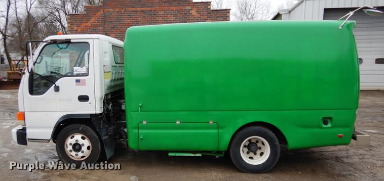 image for item DC8745 2004 Isuzu NPR box truck