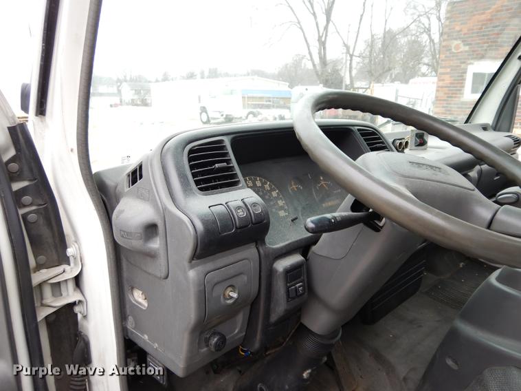 image for item DC8745 2004 Isuzu NPR box truck