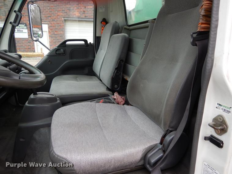 image for item DC8745 2004 Isuzu NPR box truck